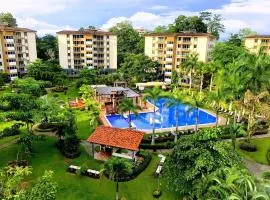 3BR Jacó Condo, Pool, Fast Wifi, Walk to Beach