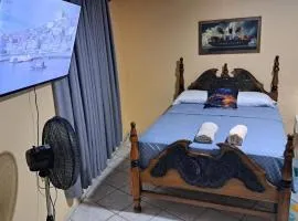 Habitación indpte para 3 personas con baño privado y patio