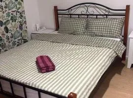 Room 1 Bright Spacious Room Walk to Shops