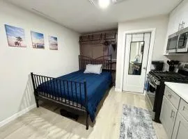 Private Studio, Parking, Kitchen, 15 Mins to SD