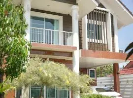 Browny House - Spacious 3BR for 6 - Private Garden & Parking