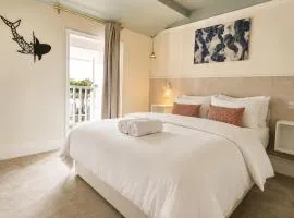 Luxury Torquay Stay - Walk to Harbour & Beach