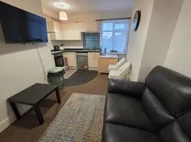 Newly Renovated 2 Bed Flat - Free Parking