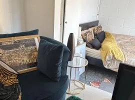 1 Bed Apartment Sleeps 2 - Free Parking - Pets