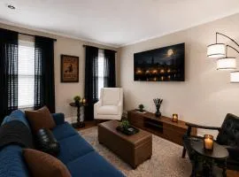 The Witch City Hideout - Salem 3 Bedroom with Gameroom, Balcony & Free Parking