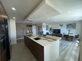 Golden Wood Apartment - 3 Bedrooms, Private Garage & Free Parking