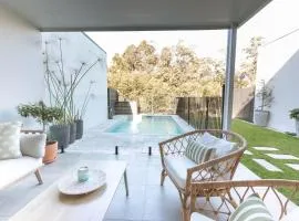 Contemporary Home with Pool 15mins to Beach 20mins to Australia Zoo