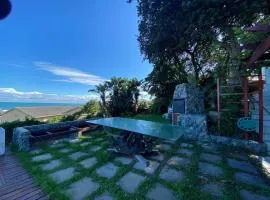 Kingfisher Beach house with sea view