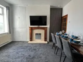 Spacious 4 Double Bed free park flexible check in