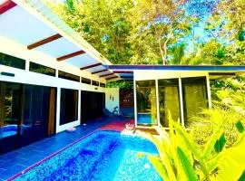 Modern Villa with Pool and Air Conditioner