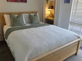 Queen bed apartment- No sharing, your very own space
