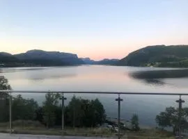 Views of fjords and mountains with hottub