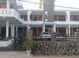 Bay Dreams Beach Hotel & Surf Camp