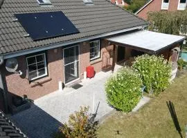 Gemütliches Ferienhaus mit Terrasse und Carport in Hohenfelde