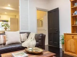 Secluded Hackney Cottage Near Botanic Gardens with Free Parking - Koala Stay