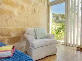 Private Garden Room in Shared Maisonette, Balluta Bay, w live-in cat