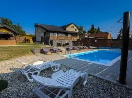 Natura Lux Holiday House with Pool and Jacuzzi