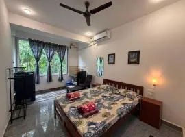 Studio Peaceful Path R-5 by Mukund Sadan Arambol