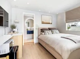 Sola Beach Stay - Private Entrance & Parking