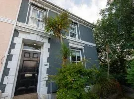 Highgarden - Falmouth Home with Free Parking