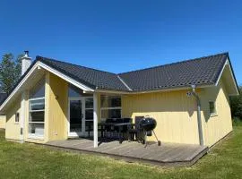 Split-Wing House for Eight