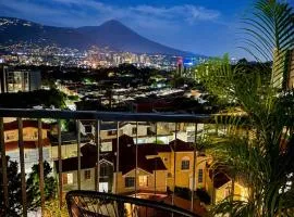 Estudio con piscina cerca de Estadio Cuscatlán y vista a volcán de San Salvador