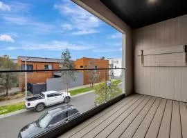 Stylish 3-Bedroom Townhouse Near Shops & Parks