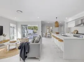Main Beach House - Coastal Family Holiday Home