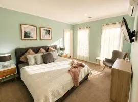 Private 1BR Retreat with Ensuite & Kitchenette
