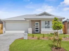 Fresh and Stylish 4BR Getaway Near Local Parklands