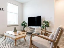 Chic 2-Bedroom Whitestown