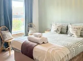 Walton Beach 1-Bed Cottage Sleeps 2 with Parking