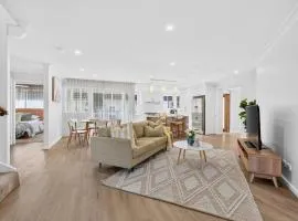 Luxury 3BR Coastal Retreat Near Beaches And Lake