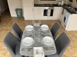 Lovely 3 Bedroom Flat In Sutton