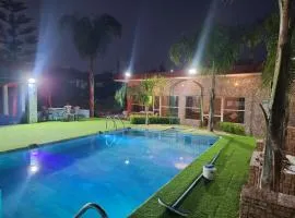 Espace vert avec logement familial et piscine privée terrasse