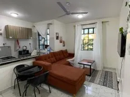 cozy 1bedroom mombasa bamburi near the beach with hot shower, Netflix, Secured parking 07&07 for 95 then 61to18