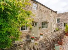 Dowgill 3-Bed Barn Sleeps 7 w Hot Tub & Parking