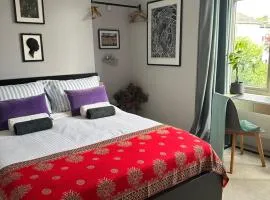 Modern Double bedroom in city apartment room 1
