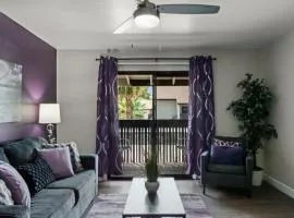 Modern Stay Walk to Dining Parking King Bed