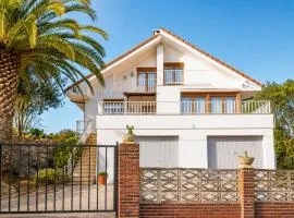 Amplio y cómodo chalet en Ajo con preciosas vistas