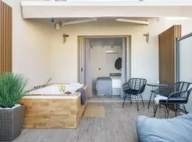 Luxury Charavgi Suite with Jacuzzi, 40m from Agia Pelagia Beach