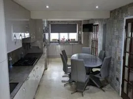 Large Central House Near Heathrow Airport & London with Parking