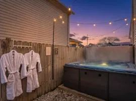 Capitol House - 3 Bed 1 Full and 1 Half Bath, Pet Friendly with Hot Tub walk to Lucas Oil Stadium