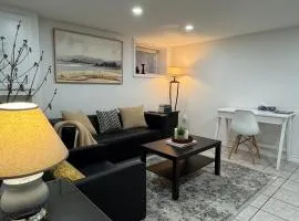 Modern Private 2-Bedroom Guest Suite l Free Parking l Self Check-in!