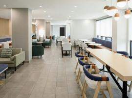 TownePlace Suites by Marriott Montreal Airport، فندق في دورفال