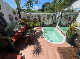 Bangalô térreo, com quintal e piscina privativos