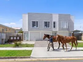 "Redcliffe Townhouse, King Bed, Horses Next Door, Short Walk to Beach"