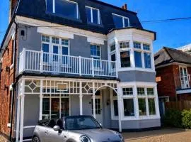 Devon Lodge - Large 3 bed Apartment Sleeps 8 Beach opposite
