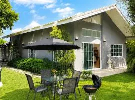 Oasis Retreat 2BR Garden Home Sleeps 6 Bann Plangyao