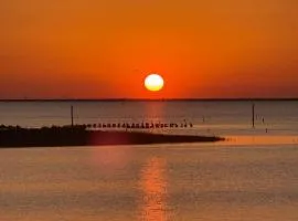 Waterfront Fishing Stay, Canal Access & Shallow Flats